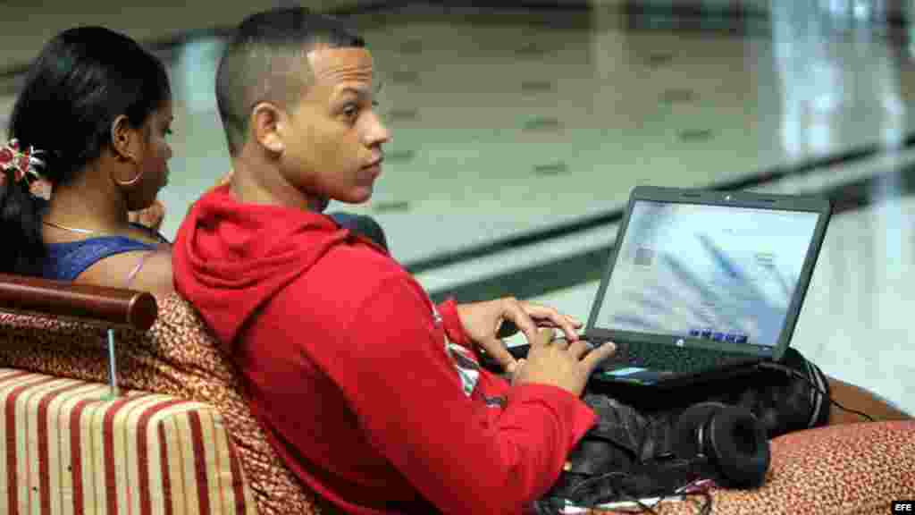  Dos jóvenes conectados a Internet en un hotel de La Habana.