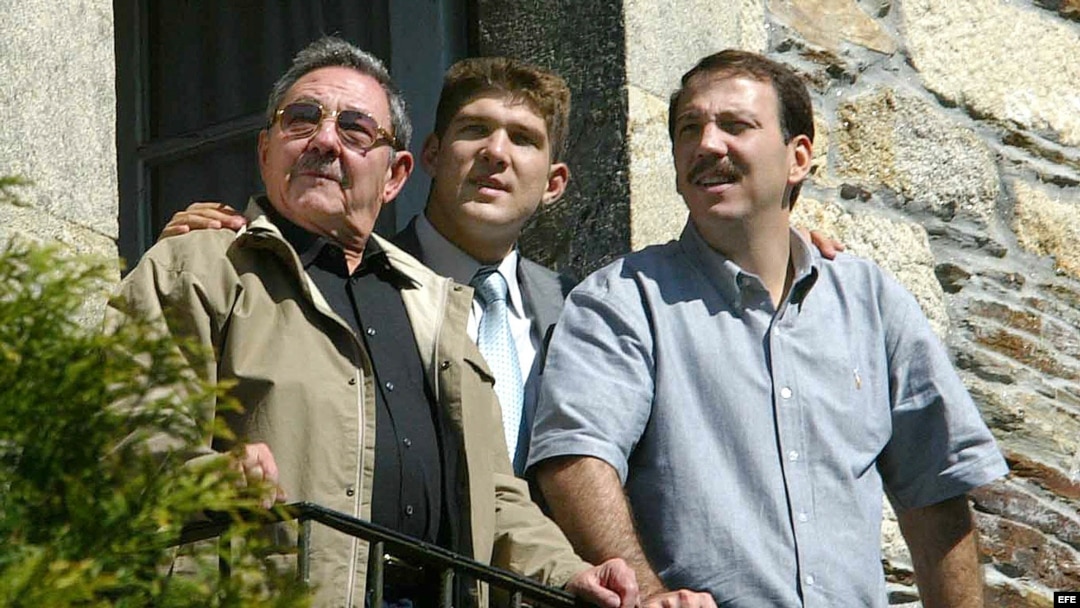 Raúl Castro Ruiz acompañado por su hijo (dcha) y su nieto (c), durante una visita a Láncara (Lugo).