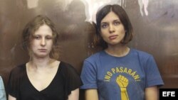 Dos jóvenes del grupo punk Pussy Riot. 