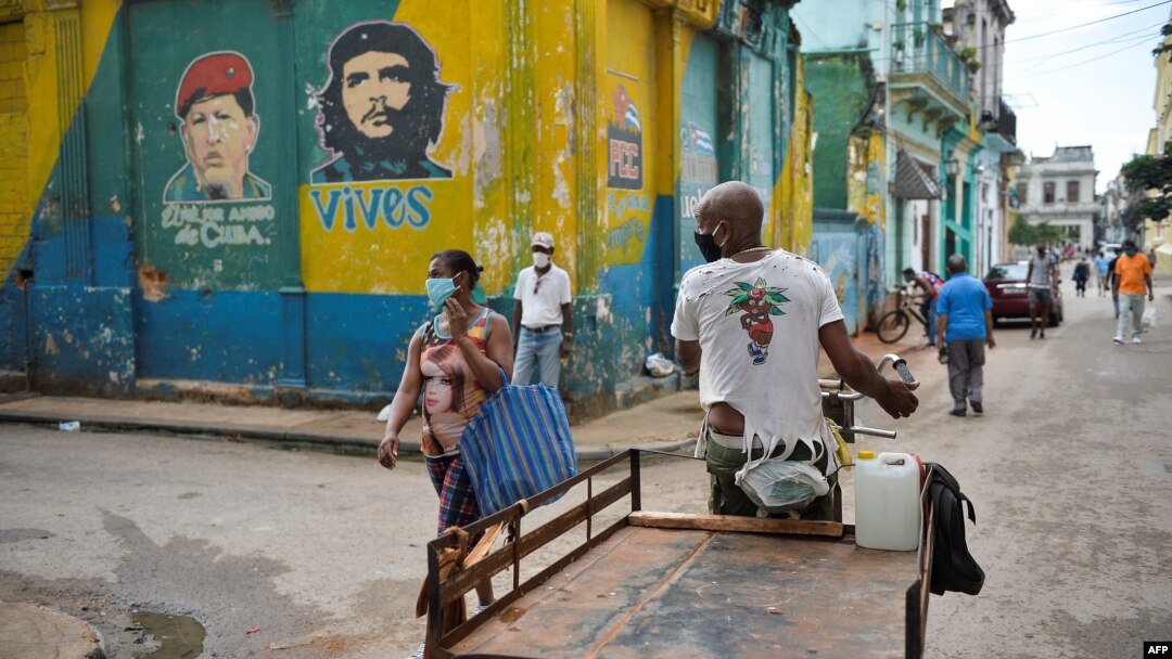 Cubanos recorren las calles de la capital con máscaras para protegerse del contagio