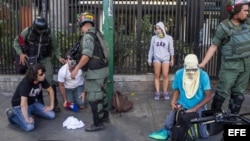 Miembros de la Guardia Nacional Bolivariana detienen a manifestantes