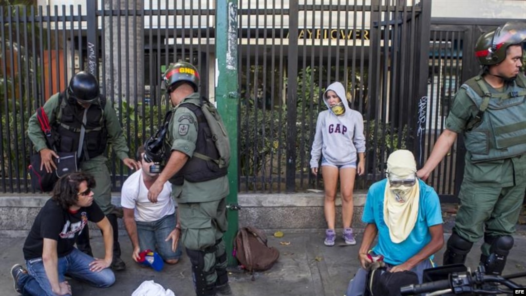 Miembros de la Guardia Nacional Bolivariana detienen a manifestantes