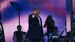 El presidente de los Estados Unidos, Donald Trump, cierra el puño sobre el escenario antes de hablar en la celebración del Día de la Independencia "Salute to America" ​​en el National Mall de Washington D. C., el 4 de julio de 2026.