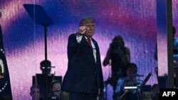 El presidente de los Estados Unidos, Donald Trump, cierra el puño sobre el escenario antes de hablar en la celebración del Día de la Independencia "Salute to America" ​​en el National Mall de Washington D. C., el 4 de julio de 2026.