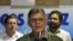 El jefe guerrillero de las FARC Rodrigo Granda (c), alias "Ricardo Téllez", acompañado de Luciano Marín (d), alias "Iván Márquez", y Jorge Torres Victoria (i), alias "Pablo Catatumbo", da declaraciones a la prensa en La Habana.