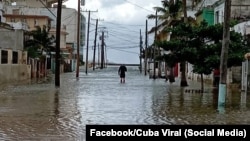Calles inundadas en áreas aledañas al litoral de La Habana. 