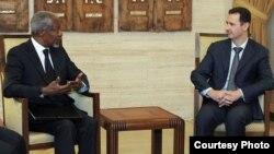 El presidente Bashar Al Asad (dcha) se reúne con el enviado de la ONU y de la Liga Árabe para Siria, Kofi Annan (izda), en el Palacio Presidencial en Damasco. 