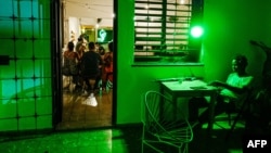Un joven mira su teléfono móvil en el bar La Bombilla Verde, en La Habana, el 27 de septiembre de 2026.