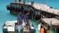 Dos soldados de las Tropas Guardafronteras (TGF) cubanas permanecen en una lancha en Cayo Confites, en la costa norte de la provincia de Camagüey. Archivo.