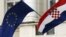 Una bandera croata (dcha) y otra de la Unión Europea (izda) ondean en un edificio del gobierno en Zagreb (Croacia) .