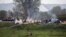 Soldados ucranianos permanecen en un puesto de control cercano a la ciudad de Slaviansk (Ucrania), tras arrebatar su dominio a los prorrusos, hoy, viernes 2 de mayo de 2014. 