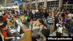 Cubanos en Aeropuerto de Liberia. Foto Cancillería Costa Rica