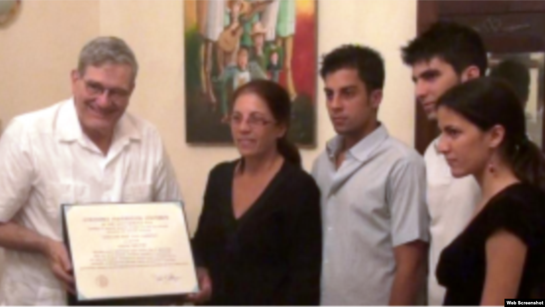 Entregan título honorífico a familia Payá