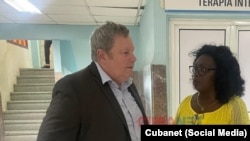 El encargado de negocios de EEUU en Cuba, Mike Hammer conversa con la líder de las Damas de Blanco Berta Soler, afuera de la sala de Terapia Intensiva en la que está ingresada Martha Beatriz Roque. (Foto: Cubanet)