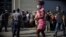 Cubanos se protegen en La Habana ante la pandemia de coronavirus.