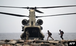 Un helicóptero del Ejército de los EE. UU. se prepara para despegar durante las operaciones de búsqueda en Caraballeda, estado de La Guaira, Venezuela, el 3 de julio de 2026, tras los terremotos gemelos del 24 de junio.