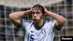 Pio Esposito se lamenta tras fallar el primer tiro en la tanda de penales.