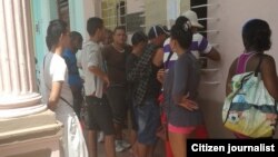 Reporta Cuba. Cuentapropistas se presentaron en oficinas del gobierno en Morón. Foto: Nilo Alejandro.