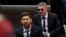 La estrella del fútbol del Barcelona Lionel Messi (izq.), su padre Jorge Horacio Messi (centro, atrás) llegan al juzgado de Barcelona el 2 de junio de 2016.