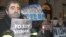 El rabino Alberto Zellicovich (i) sostiene una pancarta donde se lee "Yo soy Nisman" (18 de febrero, 2015).