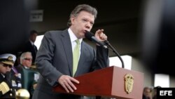 El presidente de Colombia, Juan Manuel Santos, pronuncia un discurso durante la ceremonia de posesión de los nuevos comandantes de las Fuerzas Militares hoy, viernes 21 de febrero de 2014, en Bogotá.