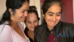 Madre cubana recibe a su hija recién salida de centro de detención para migrantes