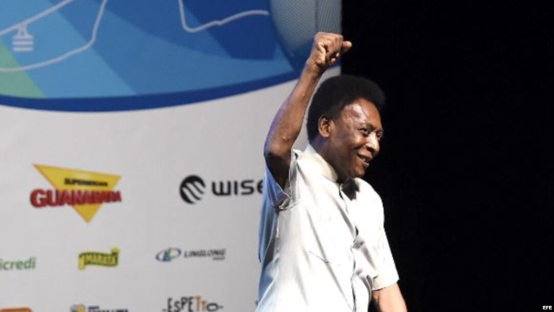 Edson Arantes do Nascimento 'Pelé' acude apoyado en un andador a la ceremonia inaugural del campeonato regional de fútbol del estado de Río de Janeiro (Brasil) el 15 de enero de 2018.