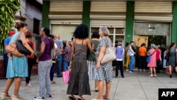 Cubanos esperan para acceder al cajero automático.