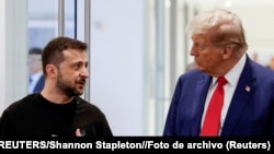 FOTO DE ARCHIVO: El presidente estadounidense Donald Trump y el presidente de Ucrania Volodymyr Zelenskiy se reúnen en la Torre Trump en la ciudad de Nueva York, Estados Unidos, el 27 de septiembre de 2024. REUTERS/Shannon Stapleton//Foto de archivo