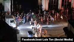 FOTO ARCHIVO. Vecinos del Centro Habana se manifiestan en la calle Reina para protestar por la escasez de agua.