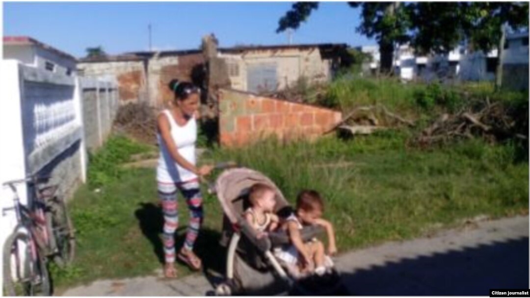 Una familia vive en un refugio en condiciones infrahumanas