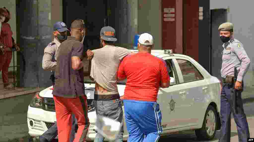 Un hombre es detenido durante una manifestación contra el gobierno del presidente cubano Miguel Díaz-Canel en La Habana, el 11 de julio de 2021.