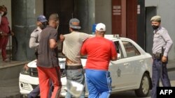 Un hombre es detenido durante una manifestación contra el gobierno del presidente cubano Miguel Díaz-Canel en La Habana, el 11 de julio de 2021.