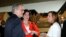 La representante de Cuba, Josefina Vidal (d), hablando con la secretaria de Estado adjunta para Asuntos del Hemisferio Occidental, Roberta Jacobson (c) (22 de enero, 2015). 