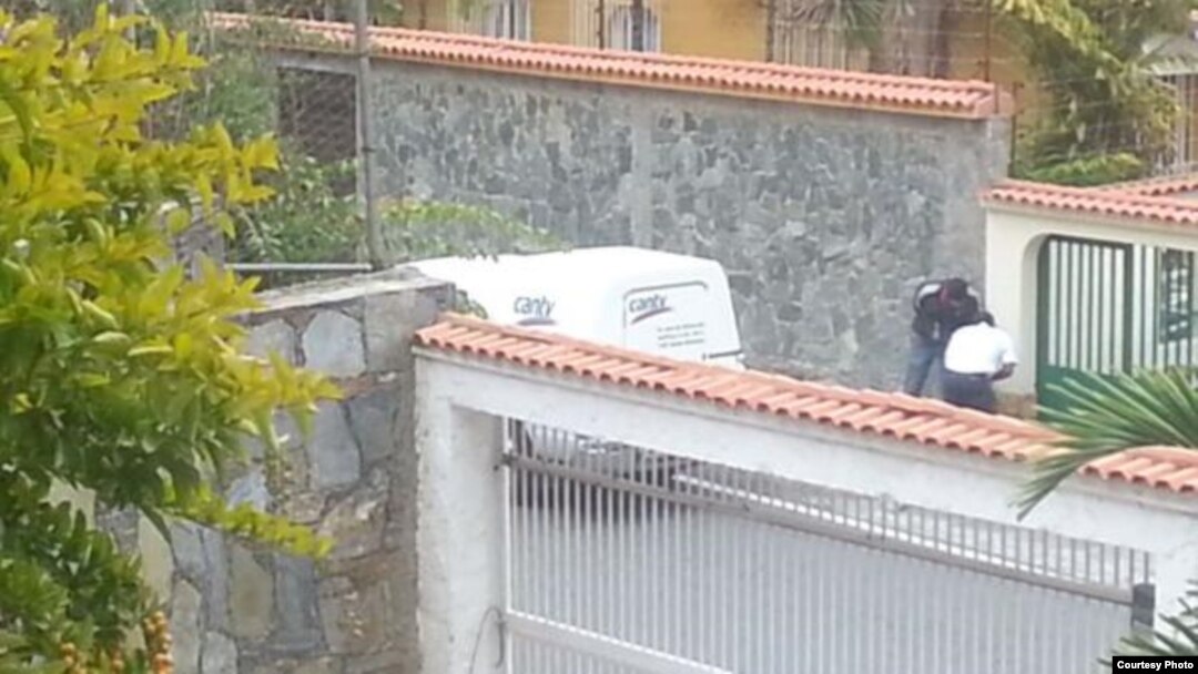 Un general venezolano se atrinchera en su casa