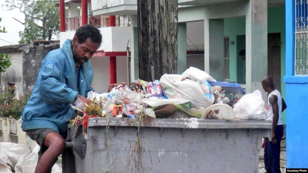 Pobreza rampante: un "buzo" registra la basura en busca de algo que vender (foto Iván Libre)