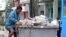 Pobreza rampante: un "buzo" registra  la basura en busca de algo que vender (foto Iván Libre)
