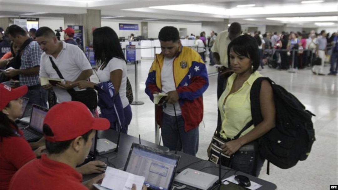 Viajeros venezolanos en el aeropuerto de Maiquetía.