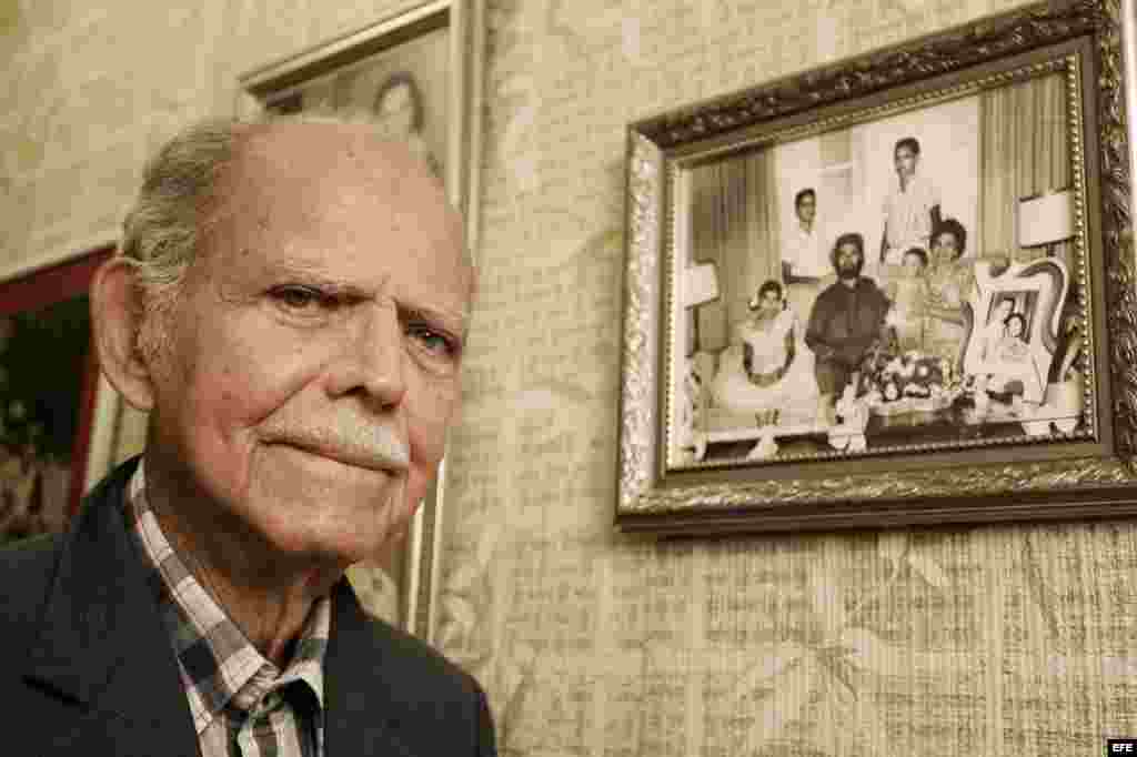 Huber Matos, el único de los comandantes históricos de la revolución cubana exiliado, quien afirmó que Fidel Castro traicionó los principios revolucionarios hasta convertirlos en el fraude más costoso que ha pagado un pueblo en la historia de América. 