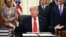 El presidente Donald Trump en la oficina oval de la Casa Blanca. (Kent NISHIMURA/AFP)