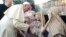 El Papa Francisco visita un Belén viviente