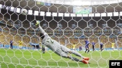 El arquero brasileño Julio Cesar no pudo impedir que el holandés Robin van Persie anotara un gol de penal. 