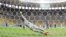 El arquero brasileño Julio Cesar no pudo impedir que el holandés Robin van Persie anotara un gol de penal. 