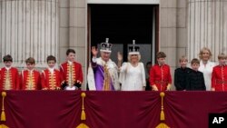 Los reyes de Inglaterra saludan a sus seguidores en el Palacio de Buckingham tras ser coronados el 6 de mayo de 2023. (AP Photo/Frank Augstein)