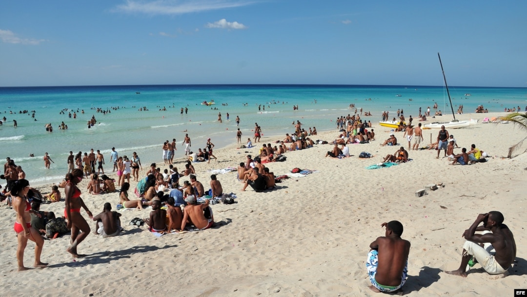 La playa es casi la única opción recreativa en el verano para los cubanos, pero la falta de transporte impide a muchos trasladarse hacia el litoral. 
