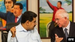 El presidente de Venezuela, Nicolás Maduro (i), habla con Rafael Ramírez. Foto Archivo