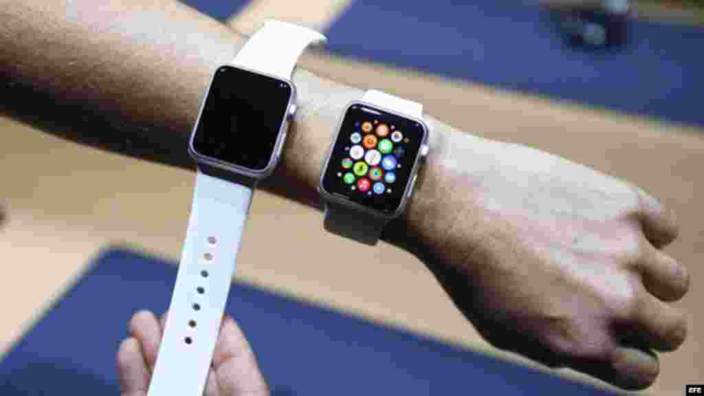 Periodistas analizan el nuevo Apple Watch durante el evento de lanzamiento de dispositivos Apple.