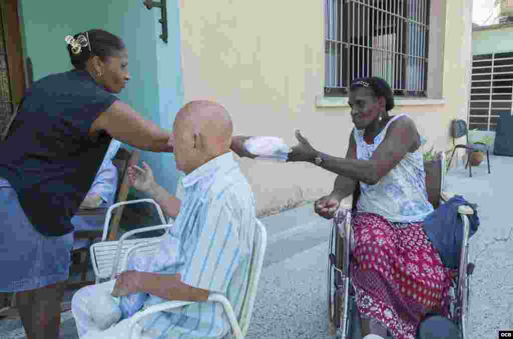 Repartiendo las donaciones a ancianos en Cuba.