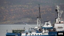 Fotografía facilitada por Greenpeace hoy, jueves 3 de octubre de 2013 que muestra a investigadores rusos inspeccionando el barco de Greenpeace "Artic Sunrise" en el puerto de Murmanks en Rusia ayer