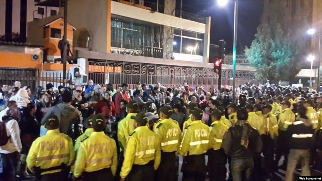 Fuerzas antimotines desalojan a la fuerza a cubanos acampados frente a embajada mexicana en Quito. 
